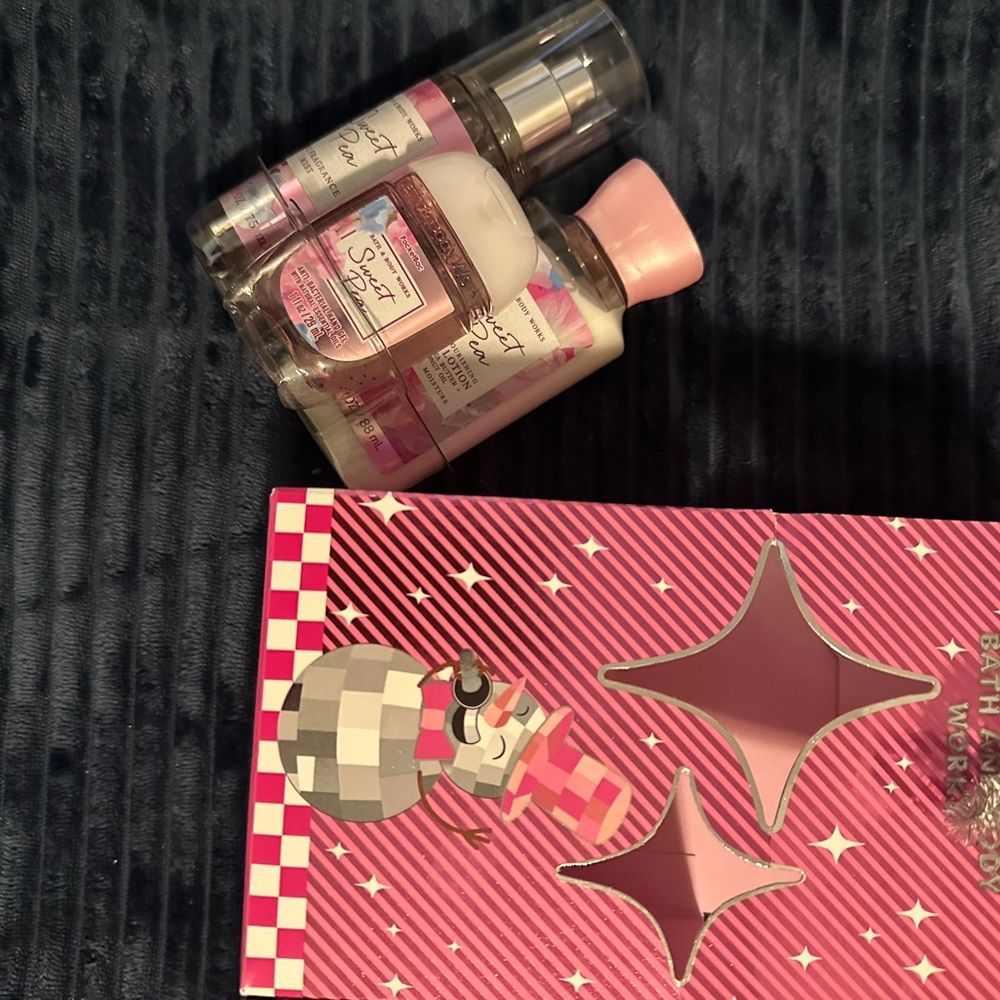 Bath & Body Works Pink and White Body Wash Set